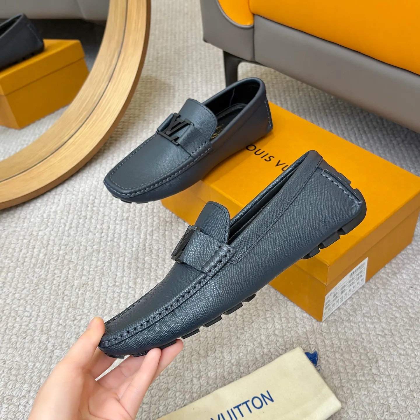 Men's men's shoes 💰420 (Yangli) LV 2⃣️0⃣️2⃣️5️⃣Spring and summer counter GLORIA series models ✈️Original factory special leather production, original last type. A classic driving slip-on casual shoe that shows an elegant style with exquisite craftsmanship details such as Monogram embossing all over the upper🌀Italian imported calfskin fabric Sheepskin foot pads➕Inside～Private mold replica sole Unique style Comfortable driving slip-on Size: 4-12 (38-46) Comes with [Counter packaging: original box, wrapping paper, card, instruction manual, shoehorn, cloth bag] No pressure to enter and leave the counter!